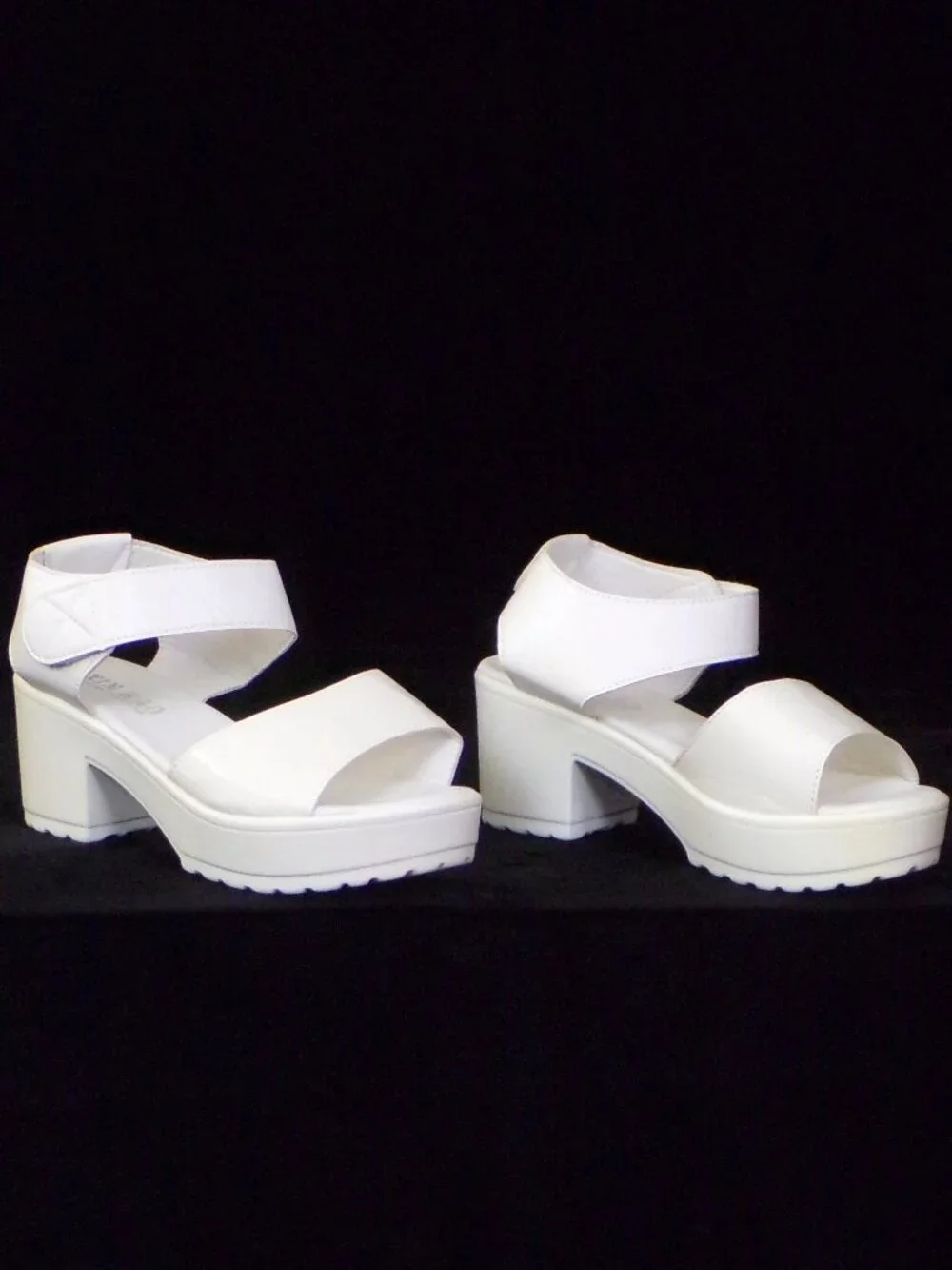 XIN HAO size 9.5 (?) white mid-heel 2-strap platform sandals all synth. mat.